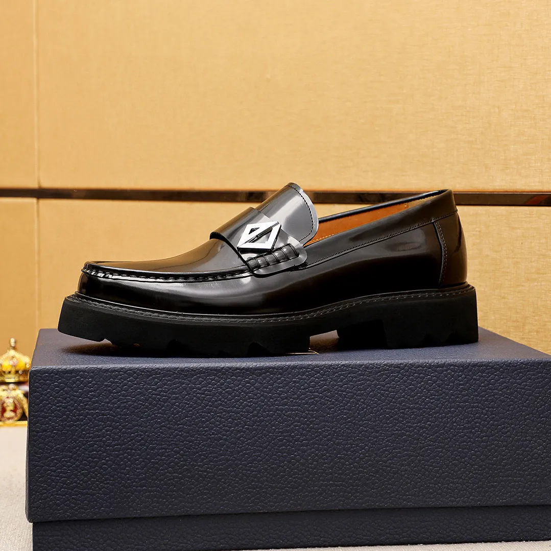 Men's shoes 💰480 💐 Product trademark: Dior "Dior" casual leather shoes Regular size: 39-44 (45🉑️customized) Product materials: Selected Italian imported first-layer beaded cowhide upper + classic hardware buckle, imported water-dyed 🐂 cowhide lining. Strong three-dimensional visual effect, original outsole Color: 3⃣️colors available